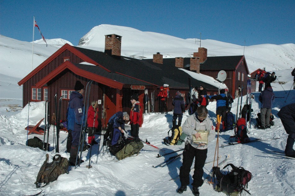Folksomt foran Rondvassbu