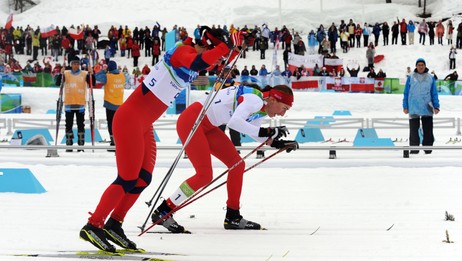 Marit Bjørgen og Justyna Kowalczyk på vei mot mål (Foto: Don Emmert/Scanpix/AFP)