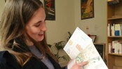 Heidi Furre fortel om sitt eige parissyndrom, reportasje i Ekko NRK P2 27.01.14 - Ein ny start i ein ny by, med nye, kule venner og spennande opplevingar - verkar det forlokkande på deg å berre reise ifrå den trauste, kjende kvardagen? Forfattar Heidi Furre valde seg Paris, men draumebyen ho såg føre seg var ikkje heilt som ho hadde tenkt. Reporter: Ingunn Rauk