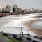 STRAND: Snøen har lagt seg over stranden Mar del Plato i Argentina. 