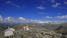 Breidablikk ble bygget som hvilehytte ved Folgefonna i 1893. Den ligger en times gange nord for Fonnabu og er utstyrt for overnatting. 3-4 timer fra stistart i Sunndal