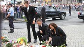 Jens Stoltenberg legger ned blomster etter terrorangrepet