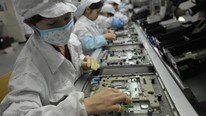 Kinesiske arbeidere ved en Foxconn-fabrikk i Schenzhen (Foto: STR/Afp) Kinesiske arbeidere ved en Foxconn-fabrikk i Schenzhen (Foto: STR/Afp)