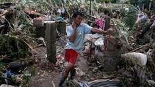 En mann står ved sitt ødelagte hus i Davao (Foto: Keith Bacongco/Reuters/Scanpix)