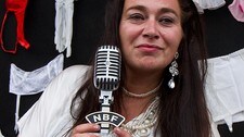 Rita Engedalen, stolt vinner av Bluesprisen på åpningskonserten, Notodden Bluesfestival 2010 (Foto: Per Ole Hagen, NRK) Rita Engedalen, stolt vinner av Bluesprisen på åpningskonserten, Notodden Bluesfestival 2010 (Foto: Per Ole Hagen, NRK)