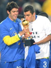 Kaka og Lucio holder trofeet etter seieren i Confederations Cup (Foto: ANTONIO SCORZA/AFP)