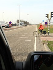 'Intelligent' bil møter myk trafikant. (Foto: Amsterdam RAI) 'Intelligent' bil møter myk trafikant. (Foto: Amsterdam RAI)