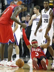 Allen Iverson hjelpes opp av lagkamerat Samuel Dalembert i en kamp mot Sacramento Kings. (Foto: Steve Yeater/Scanpix/AP) Allen Iverson hjelpes opp av lagkamerat Samuel Dalembert i en kamp mot Sacramento Kings. (Foto: Steve Yeater/Scanpix/AP)