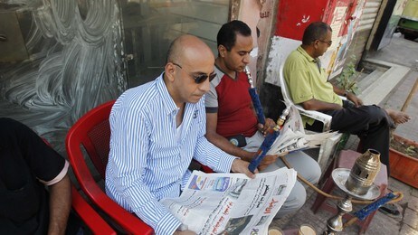 Egyptere, aviser og kaffe (Foto: MOHAMMED ABED/Afp) Egyptere, aviser og kaffe (Foto: MOHAMMED ABED/Afp)