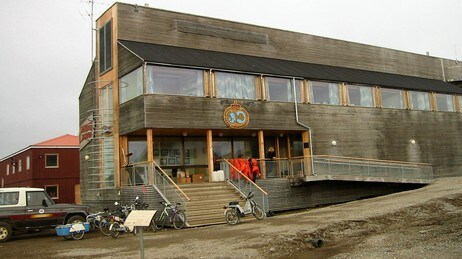 Norsk Polarinstitutt i Ny-Ålesund (Foto: Picasa 2.0/NRK) Norsk Polarinstitutt i Ny-Ålesund (Foto: Picasa 2.0/NRK)