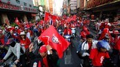 Demonstrerande raudskjorter i sentrum av Bangkok. (Foto: Sukree Sukplang/Scanpix/Reuters) Demonstrerande raudskjorter i sentrum av Bangkok. (Foto: Sukree Sukplang/Scanpix/Reuters)
