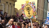 Aspøy skole ble mottatt med applaus i toget - Aspøy skole ble mottatt med applaus i 17.mai-toget i Ålesund i dag. Den varme mottagelsen var innbyggernes svar på flaggdebatten.
