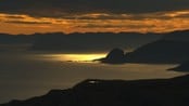 Hurtigruta forbi Stad - Hurtigruta passerte Måløy og Stad på veg nordover i eit flammande morgonlys.