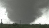 Tornadoen fanget på film - Amatørvideor av tornadoen i Oklahoma. 