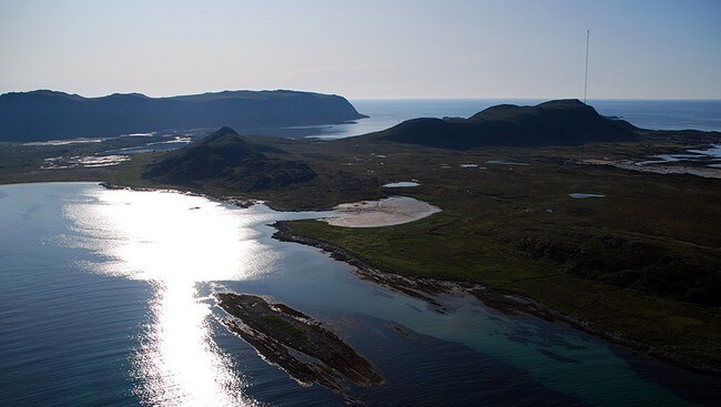 Den 362 meter høye langbølgemasten på Ingøy i Finnmark (Foto: Allan Klo/NRK) Den 362 meter høye langbølgemasten på Ingøy i Finnmark (Foto: Allan Klo/NRK)