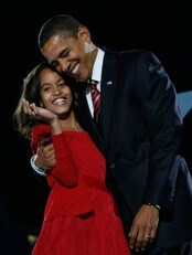 Barack Obama ga datteren Malia en klem etter talen. (Foto: JOE RAEDLE/AFP) Barack Obama ga datteren Malia en klem etter talen. (Foto: JOE RAEDLE/AFP)