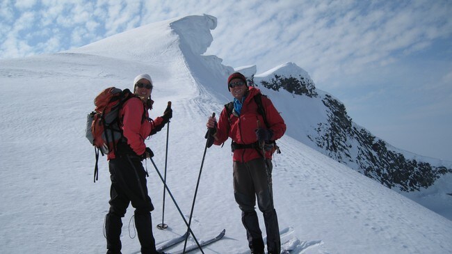 Inger Lise Innerdal og Otto Teksum Lund på vei opp til Steintind i Rødøy kommune i Nordland (Foto: Johan Solberg/Den Norske Turistforening) Inger Lise Innerdal og Otto Teksum Lund på vei opp til Steintind i Rødøy kommune i Nordland (Foto: Johan Solberg/Den Norske Turistforening)