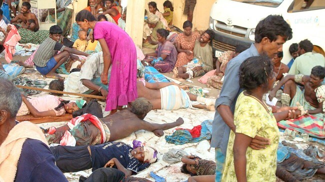 Tamiler på Sri Lanka utenfor et sykehus i Mullivaaykaal på søndag 11. mai.  (AP)