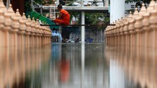En munk ved et oversvømt tempel i Bangkok (Foto: BAZUKI MUHAMMAD/Reuters)