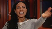 - God jul alle sammen! - Cecilia Brækhus er snart klar for julefeiring, men først må boksehansker signeres, før ferden bringes videre til Bergen.