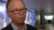 Øyvind Halleraker trekker seg. - Øyvind Halleraker snakker med Peter Svaar etter at han har trukket seg som Høyres samferdselspolitiske talsmann.