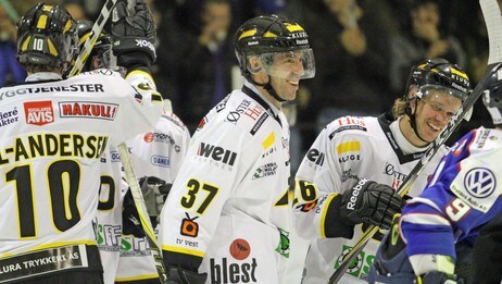 Oilers droppar snus (Foto: Siri Wichne Pedersen/NRK) Oilers droppar snus (Foto: Siri Wichne Pedersen/NRK)