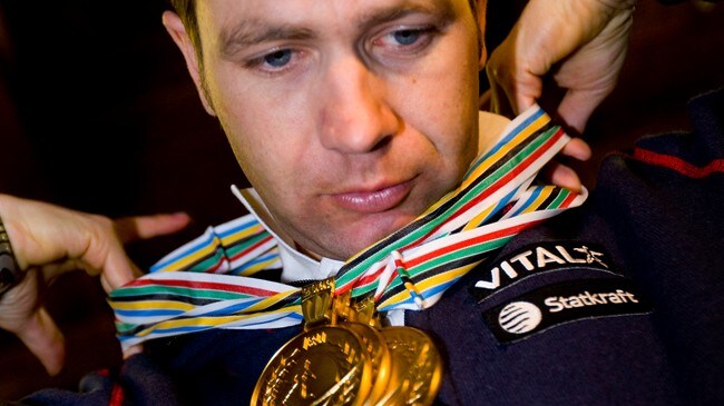 Ole Einar Bjørndalen viste frem sine tre gullmedaljer (Foto: HEIKO JUNGE/SCANPIX) Ole Einar Bjørndalen viste frem sine tre gullmedaljer (Foto: HEIKO JUNGE/SCANPIX)