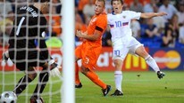 Andrei Arshavin setter inn 3-1 (Foto: PATRICK HERTZOG/AFP) Andrei Arshavin setter inn 3-1 (Foto: PATRICK HERTZOG/AFP)
