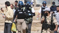 NOBEL-PEACE/OPCW File photo of U.N. chemical weapons experts wearing gas masks carrying samples collected from one of the sites of an alleged chemical weapons attack while escorted by Free Syrian Army fighters in the Ain Tarma neighbourhood of Damascus (Foto: STRINGER/Reuters) NOBEL-PEACE/OPCW File photo of U.N. chemical weapons experts wearing gas masks carrying samples collected from one of the sites of an alleged chemical weapons attack while escorted by Free Syrian Army fighters in the Ain Tarma neighbourhood of Damascus (Foto: STRINGER/Reuters)