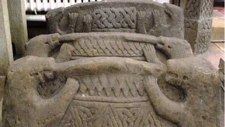 Hogbacks, norrøne gravstøtter. (Foto: Øyvind Arntsen/NRK) Hogbacks, norrøne gravstøtter. (Foto: Øyvind Arntsen/NRK)