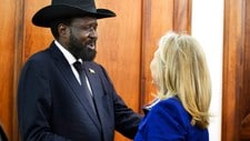 CLINTON U.S. Secretary of State Clinton is greeted by South Sudan's President Kiir at the Presidential Office Building in Juba (Foto: Jacquelyn Martin/Reuters/NTB Scanpix) CLINTON U.S. Secretary of State Clinton is greeted by South Sudan's President Kiir at the Presidential Office Building in Juba (Foto: Jacquelyn Martin/Reuters/NTB Scanpix)