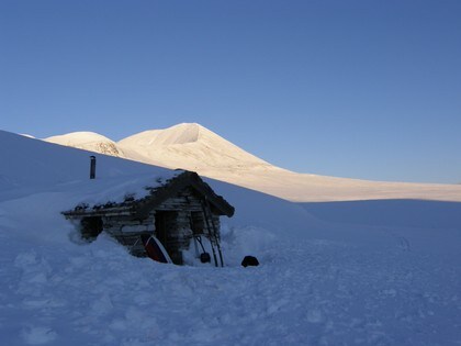 Blåtimen ved "Stallen", et av husene ved Peer-Gynt hytta i Rondane