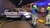 Kjørte i tunnelveggen - En personbil kjørte i tunnelveggen i Brekketunnelen. 