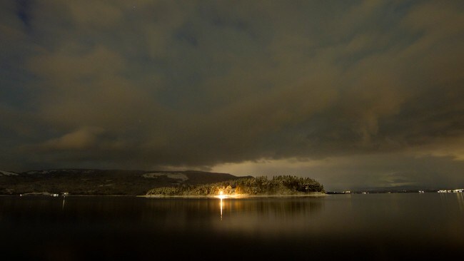 Utøya, bilde tatt om kvelden (Foto: Larsen, Håkon Mosvold/Scanpix) Utøya, bilde tatt om kvelden (Foto: Larsen, Håkon Mosvold/Scanpix)