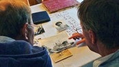 Robert får se bilder og dokumentasjon som forteller om livet faren levde - Robert får se bilder og dokumentasjon som forteller om livet faren levde.