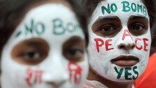 Indiske ungdommer demonstrerer mot atomvåpen (Foto: INDRANIL MUKHERJEE/Afp) Indiske ungdommer demonstrerer mot atomvåpen (Foto: INDRANIL MUKHERJEE/Afp)