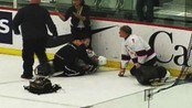 Denne taklingen gjorde Thomas Jacobsen lam for andre gang - Under en landskamp i kjelkehockey mellom Norge og USA i Canada blir Thomas Jacobsen taklet hardt av en motspiller. Jacobsen, som allerede var lam fra livet og ned, blir påført lammelser i nakken. Når han elleve dager senere får forlate sykehuset, har kun følelse i én finger.