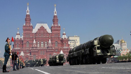 Russiske missiler på Den røde plass i Moskva (Foto: Alexander Zemlianichenko/AP) Russiske missiler på Den røde plass i Moskva (Foto: Alexander Zemlianichenko/AP)