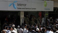 Pakistanske sikkerhetsstyrker utenfor Telenor-butikk (Foto: REHAN KHAN/Epa) Pakistanske sikkerhetsstyrker utenfor Telenor-butikk (Foto: REHAN KHAN/Epa)