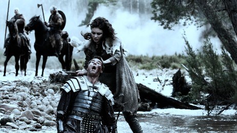Michael Fassbender og Olga Kurylenko i Centurion (Foto: Foto/Copyright: Scanbox Entertainment AS)