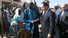 President Francois Hollande mottar kamel i Timbuktu 2. april 2013 (Foto: Présidence de la République) President Francois Hollande mottar kamel i Timbuktu 2. april 2013 (Foto: Présidence de la République)