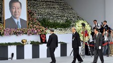 Nord-Koreas delegasjon ved begravelsen til Kim Dae-Jung (Foto: KIM JAE-HWAN/AFP) Nord-Koreas delegasjon ved begravelsen til Kim Dae-Jung (Foto: KIM JAE-HWAN/AFP)