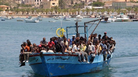 Båtflyktninger på vei til Lampedusa (Foto: Mauro Seminara/AFP) Båtflyktninger på vei til Lampedusa (Foto: Mauro Seminara/AFP)