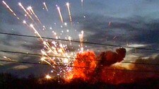 Et russisk ammunisjonslager eksploderer (Foto: REUTERS/Alexander Fouralyov/REN TV/Scanpix/Reuters)