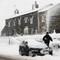 ENGLAND: En postman baner seg vei gjennom tung snø i Huddersfield i England.