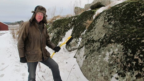 Man må ha blikk for små detaljer. I mosen på dette fjellskjæret skjuler det seg både skip, figurer o (Foto: Øyvind Arntsen/NRK) Man må ha blikk for små detaljer. I mosen på dette fjellskjæret skjuler det seg både skip, figurer o (Foto: Øyvind Arntsen/NRK)