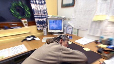 Sliten etter en lang dag på jobben. (Foto: Scanpix/Scanpix) Sliten etter en lang dag på jobben. (Foto: Scanpix/Scanpix)