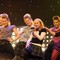 Celine med sine dansere på scenen