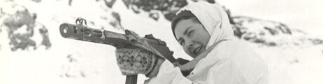 Lotte inntar skuddposisjon (Foto: NTBs krigsarkiv)