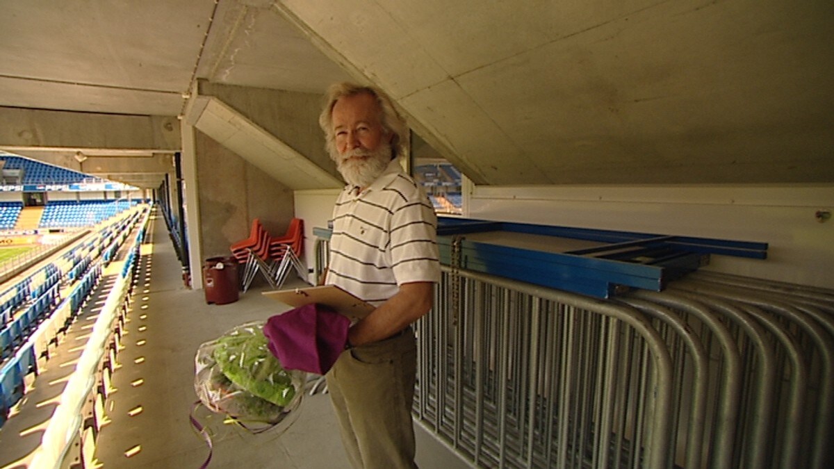 Kosberg må tegne nytt stadion - NRK